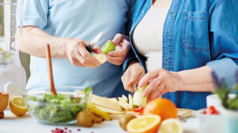 [Translate to Poland - Polish:] A couple is cooking